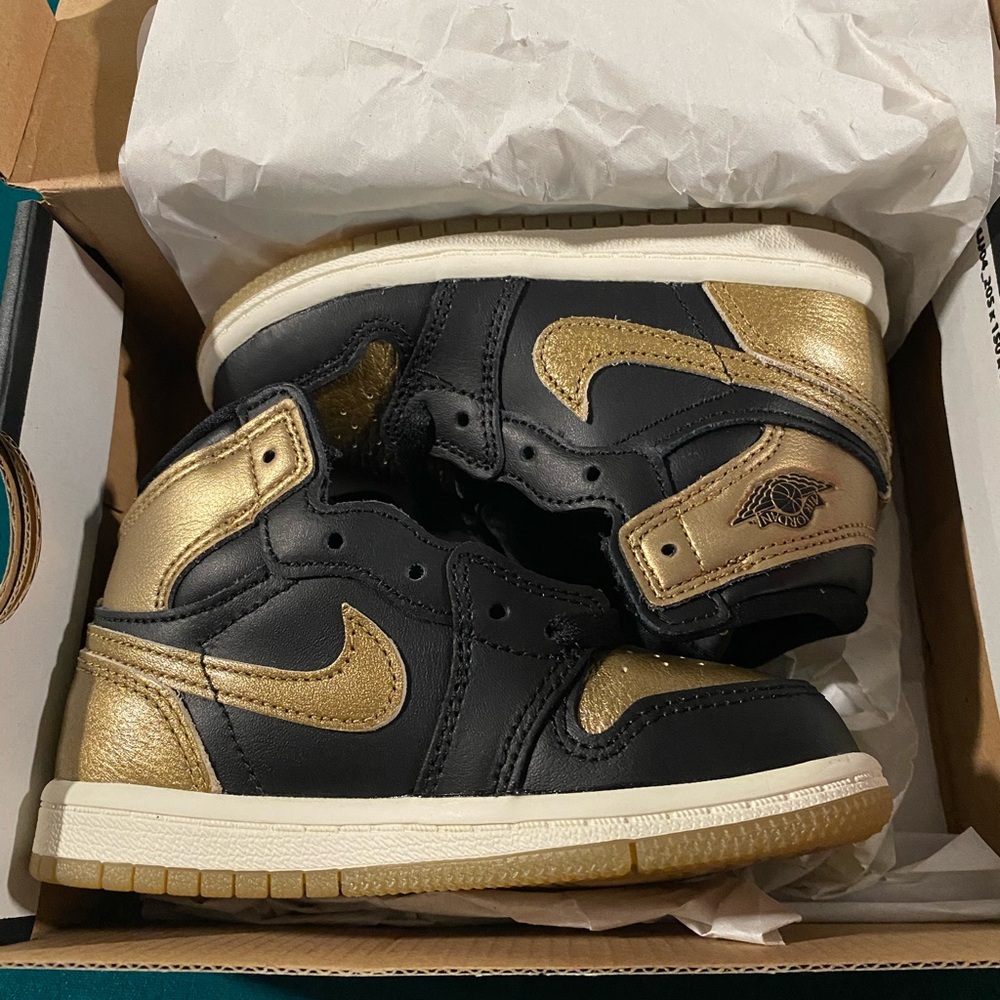 Jordan 1 Retro Kids Black/Gold Sneakers